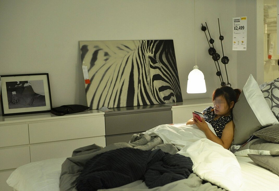 8月4日，杭州，“蹭涼族”在宜家杭州店的沙發(fā)或床鋪上休息。