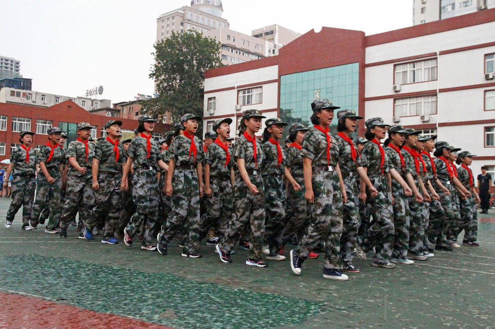 同學(xué)們在雨中堅持完成了會操表演。