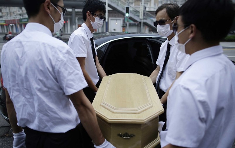 上海，花床、木棺、挽聯(lián)，在上海市閔行區(qū)一處私密的悼念室內(nèi)，一場(chǎng)小型追悼?jī)x式正在舉行。