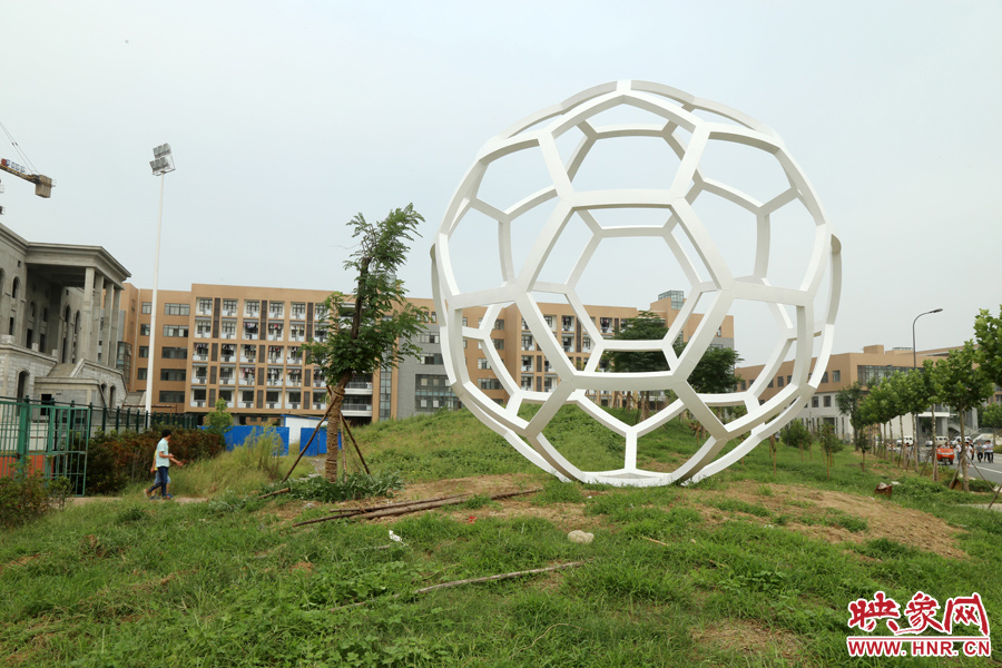 這是一座多邊形曲面藝術(shù)品，直徑約6米，剛剛建成，目前還沒有命名。