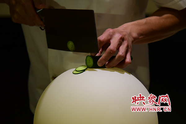 在面團(tuán)氣球上切菜。