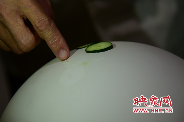 在面團(tuán)氣球上切菜。