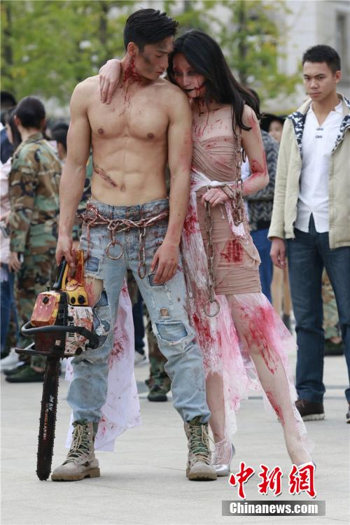 男神教師扮“鬼”學(xué)生稱(chēng)其為“史上顏值最高男鬼”。何浠 攝