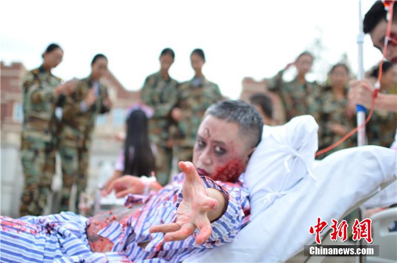 該校院長(zhǎng)也參與其中，與學(xué)生共同嗨翻校園。 何浠 攝