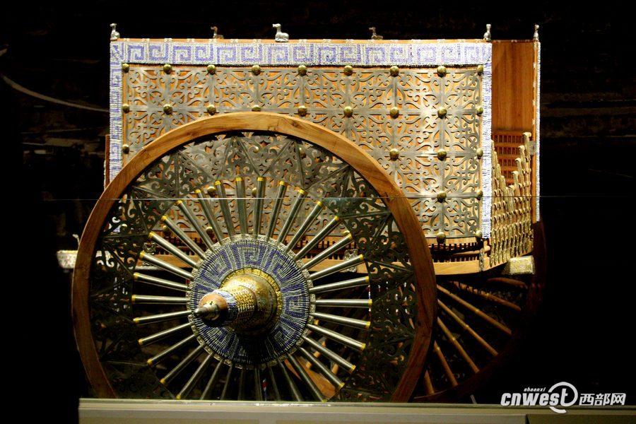 1月7日，甘肅省考古研究所所長王輝向人們介紹花了200萬元復(fù)制的禮儀車輛。