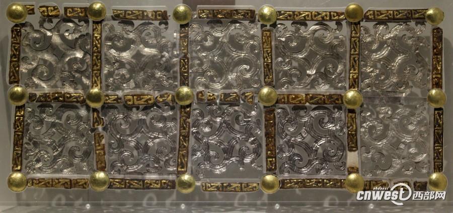 出土的車廂側(cè)板裝飾物。