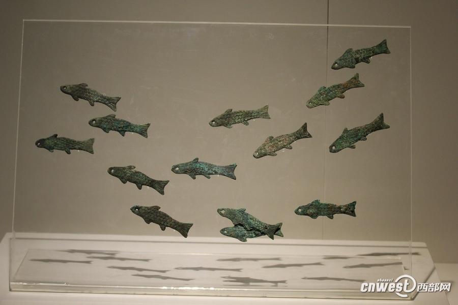 青銅魚符，有專家推測是覆蓋棺槨所用荒帷上懸掛的裝飾物。