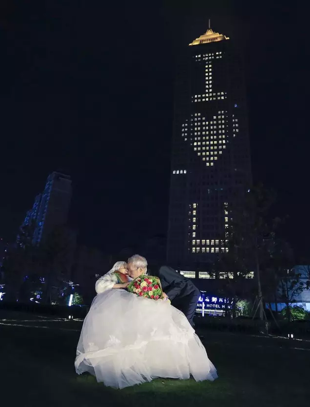 情人節(jié)最溫暖告白！84歲老人包下整樓示愛老伴