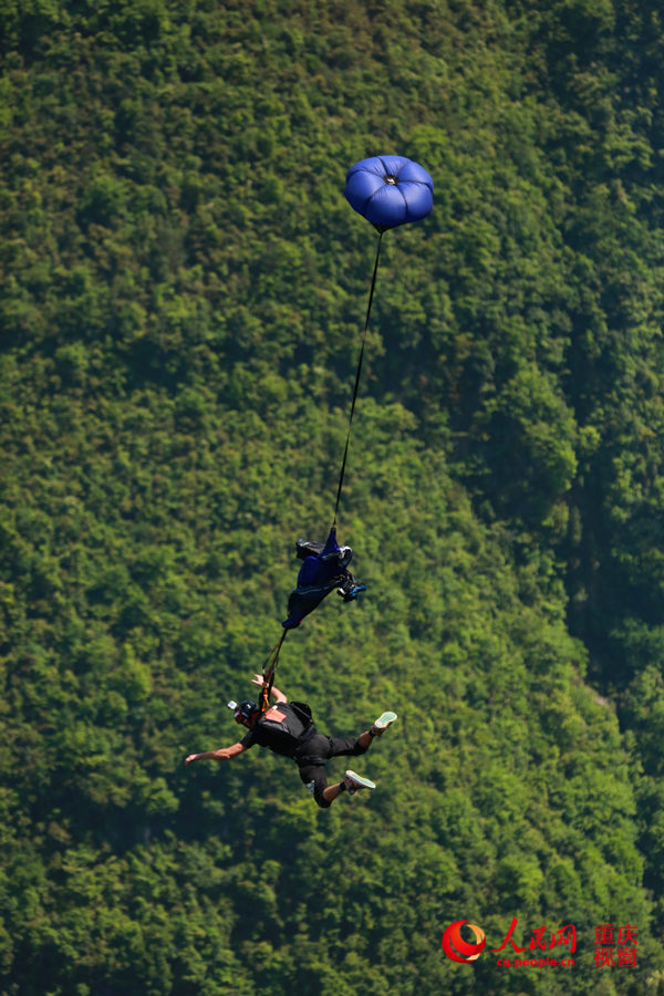 28日，2016世界低空跳傘大賽在重慶云陽龍缸景區(qū)正式開賽。圖為選手角逐中。劉政寧 攝