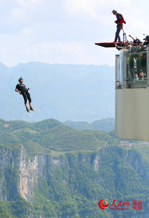 28日，2016世界低空跳傘大賽在重慶云陽龍缸景區(qū)正式開賽。圖為選手角逐中。劉政寧 攝