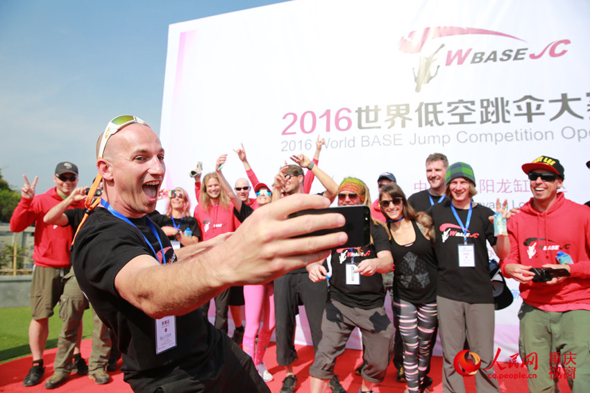 28日，2016世界低空跳傘大賽在重慶云陽龍缸景區(qū)正式開賽。圖為選手角逐中。劉政寧 攝