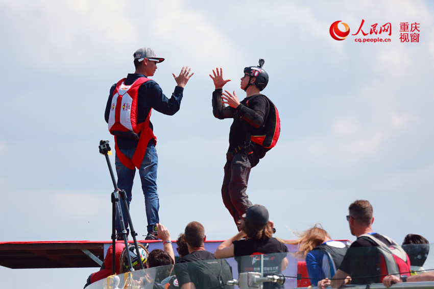 28日，2016世界低空跳傘大賽在重慶云陽龍缸景區(qū)正式開賽。圖為選手角逐中。劉政寧 攝
