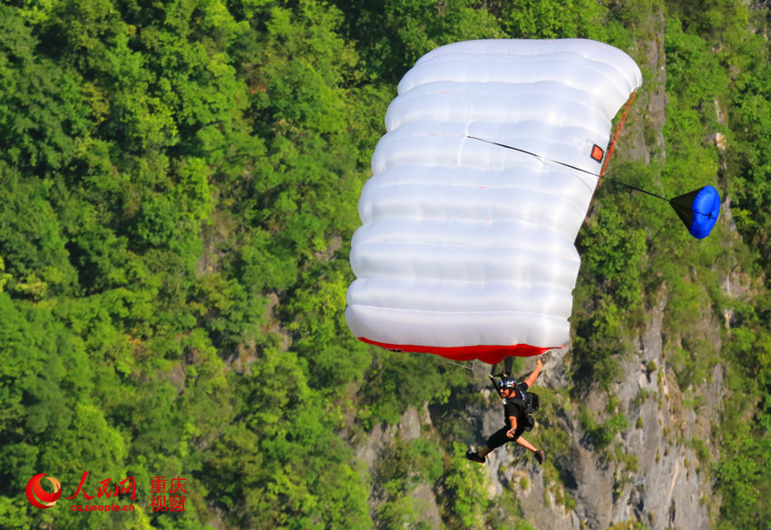 28日，2016世界低空跳傘大賽在重慶云陽龍缸景區(qū)正式開賽。圖為選手角逐中。劉政寧 攝
