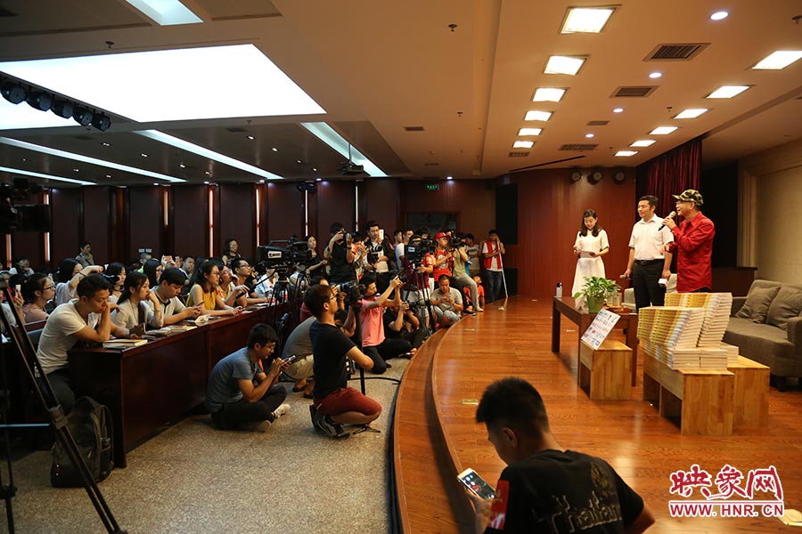 河南本土主流媒體基本全部到場(chǎng)，六小齡童接受記者提問。