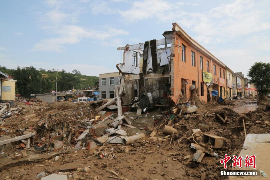 圖為被洪水沖垮的小樓。