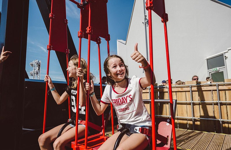 荷蘭100米高秋千飛入云端 看盡美景 荷蘭100米高秋千飛入云端 看盡美景