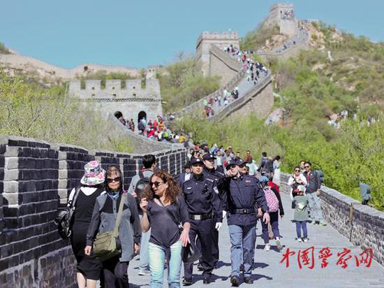 參加聯(lián)合巡邏的中意警察在長城上巡邏。本網(wǎng)記者 陳路坤 攝