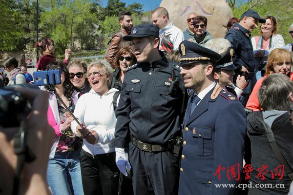 游客與聯(lián)合巡邏的中意警察合影。本網(wǎng)記者 陳路坤 攝