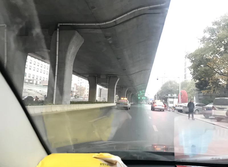 限行第一天！鄭州的早高峰是這個(gè)樣子的