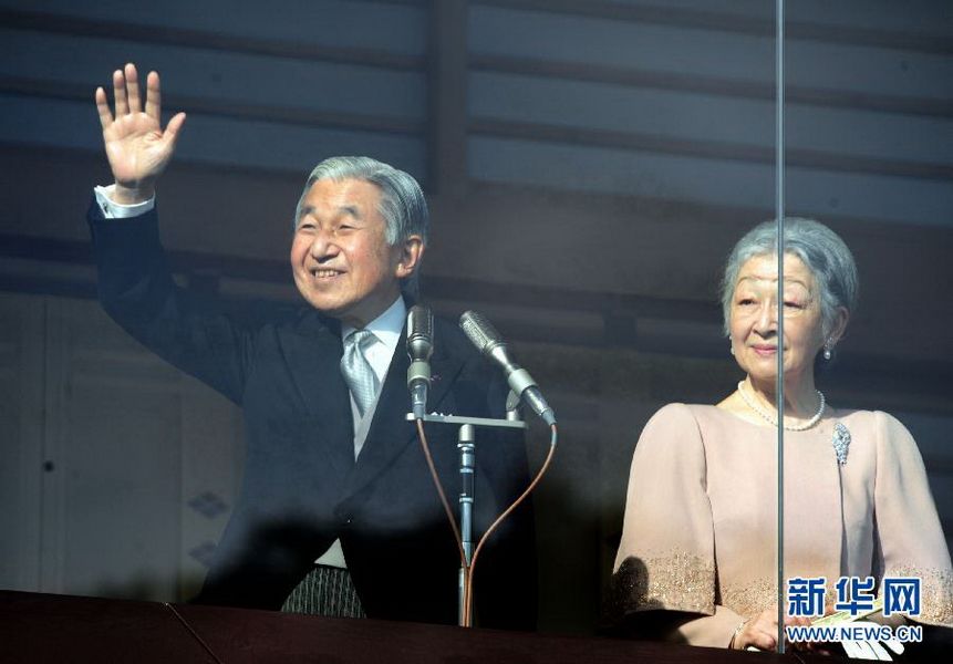 當(dāng)?shù)貢r(shí)間12月23日，在位于日本東京的皇宮，日本明仁天皇向民眾致意。