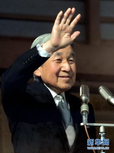 當(dāng)?shù)貢r(shí)間12月23日，在位于日本東京的皇宮，日本明仁天皇向民眾致意。