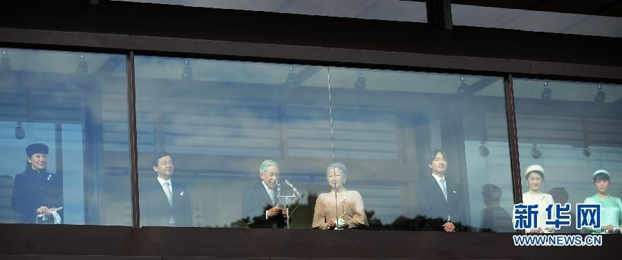 當(dāng)?shù)貢r(shí)間12月23日，在位于日本東京的皇宮，日本明仁天皇在皇族的陪同下發(fā)表生日感言。