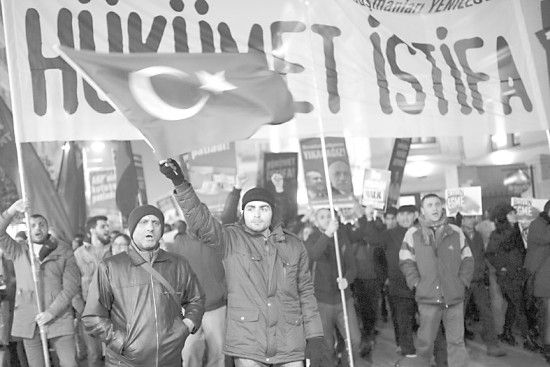 　土耳其民眾25日抗議政府貪腐行為。