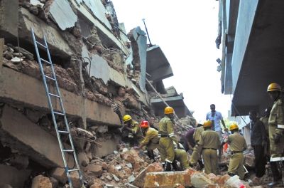 4日，印度卡納科納，救援人員正在搜尋被掩埋的幸存者和遇難者遺體。圖/東方IC