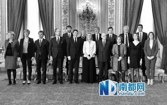 2月22日，在意大利羅馬總統(tǒng)府，新任總理馬泰奧·倫齊(前左五)與總統(tǒng)納波利塔諾(前右四)及新內(nèi)閣成員