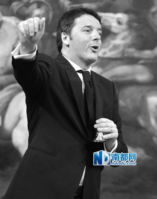 2月22日，在意大利羅馬總理府，新任總理馬泰奧·倫齊搖鈴象征正式行使總理權力。