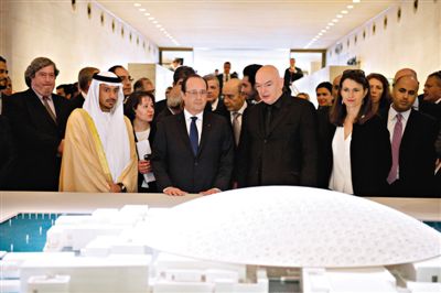 4月29日，法國(guó)總統(tǒng)奧朗德（中）和阿布扎比文化遺產(chǎn)委員會(huì)主席蘇爾坦親王（左）一起觀看“阿布扎比盧浮宮”建筑模型。盧浮宮計(jì)劃打造“阿布扎比盧浮宮”，以推廣法國(guó)文化。