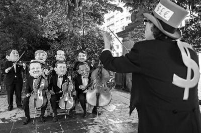 4日在布魯塞爾，非政府組織『樂施會(huì)』成員戴著七國(guó)首腦面具演奏名曲《錢錢》，批評(píng)七國(guó)政策導(dǎo)致全球貧富差