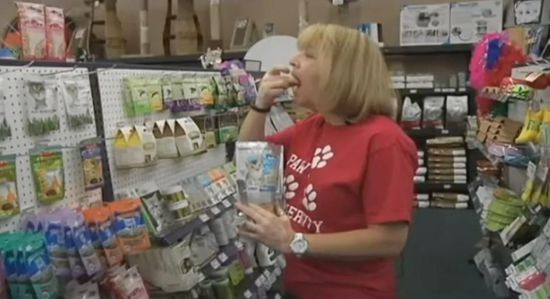 美國女子欲吃30天狗糧證明其營養(yǎng)價(jià)值(圖) 美國女子欲吃30天狗糧證明其營養(yǎng)價(jià)值(圖)