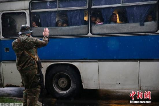烏克蘭頓涅茨克，烏克蘭政府軍對當?shù)爻掷m(xù)炮擊，民眾為躲避戰(zhàn)火，紛紛登上列車離開。