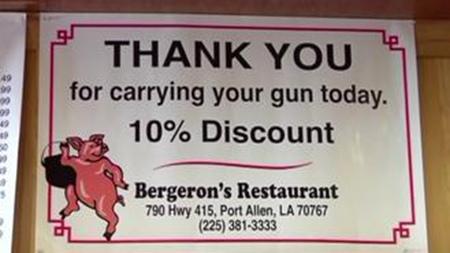 美國一餐廳鼓勵民眾帶槍光顧用餐可打9折(圖) 美國一餐廳鼓勵民眾帶槍光顧用餐可打9折(圖)