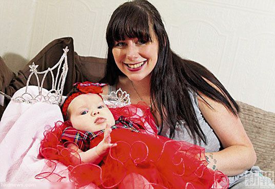 柯林斯在女兒盧娜6個月大時，便讓女兒參加選美。