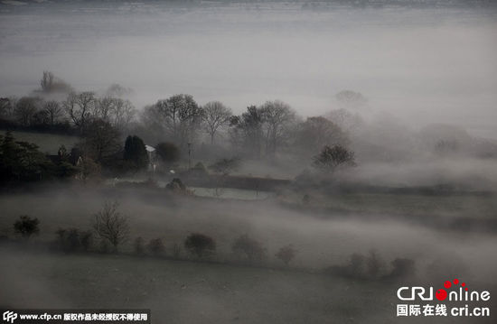 英迎冬季首波大幅降溫 多地大霧“裹”城(高清組圖) 英迎冬季首波大幅降溫 多地大霧“裹”城(高清組圖)