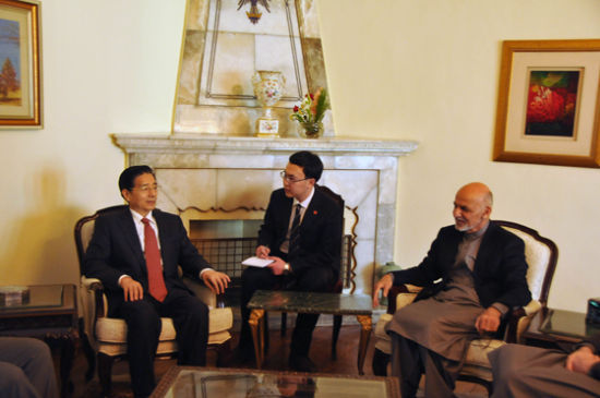 　11月30日，阿富汗總統(tǒng)加尼在首都喀布爾會(huì)見到訪的中國國務(wù)委員郭聲琨。