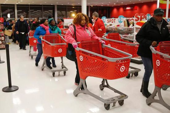 在整個感恩節(jié)假期，美國零售業(yè)銷售下降11%，為連續(xù)第二年下降。