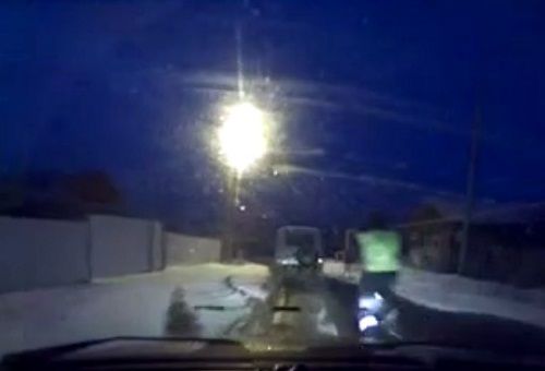 警車追逐中仍未追上可疑汽車，此時(shí)令人震驚的一幕出現(xiàn)，一名警察從警車中跳出來，向可疑車輛跑去。