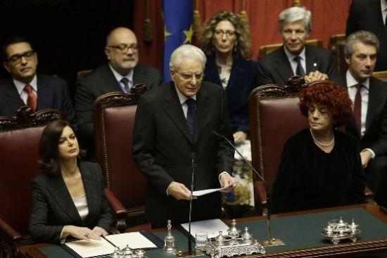 意大利新當選總統(tǒng)塞爾焦·馬塔雷拉(中)。