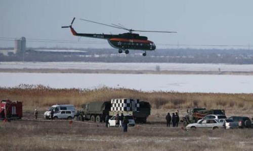 圖片說明：當(dāng)?shù)貢r(shí)間2月11日，一架俄羅斯蘇—24轟炸機(jī)在著陸過程中墜毀，救援人員正在偵察失事區(qū)域。(