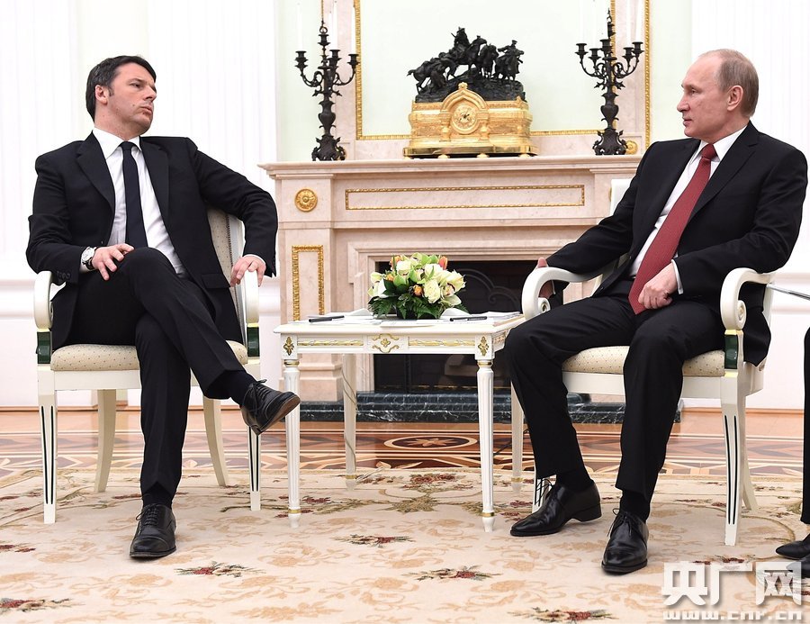 意大利總理普京面前大蹺二郎腿 意大利總理普京面前大蹺二郎腿