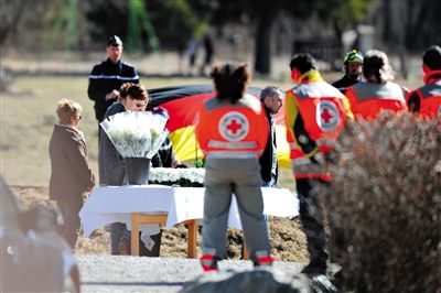 29日，法國塞訥鎮(zhèn)，搜救人員和遇難者家屬一同向遇難者致哀。