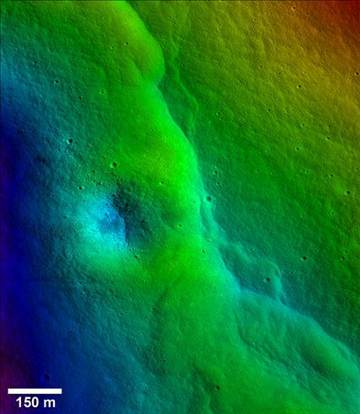 不只月球引力影響地球，科學(xué)家借由月球表面數(shù)千的裂縫推斷，地球引力似乎正對月球表面造成嚴(yán)重影響