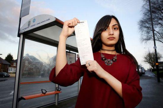 事發(fā)當時薩迪克并未帶任何身份證件，無法證實自己真的只有15歲，百口莫辯的她，最后只好在全車乘客的注目下被趕下車和罰款，被迫走路回家。