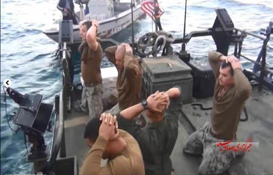 圖為美國(guó)大兵雙手抱頭，跪地道歉。