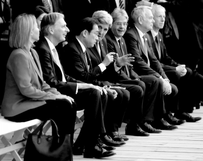 10日，七國外長觀看日本傳統(tǒng)歌舞表演期間，美國國務(wù)卿克里與日本外相岸田文雄在交頭接耳