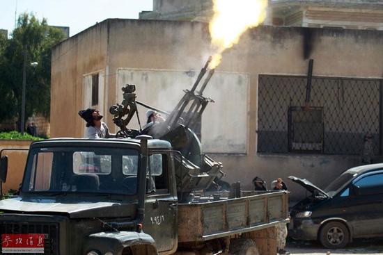 圖為反對(duì)派向政府軍的戰(zhàn)機(jī)開(kāi)火。