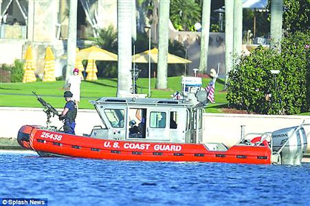 裝載了機關槍的海岸巡邏隊船只在來回巡邏 裝載了機關槍的海岸巡邏隊船只在來回巡邏